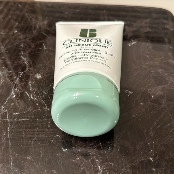 Clinique all about clean 2-in-1 cleansing + exfoliating jelly - Picture 3 of 5